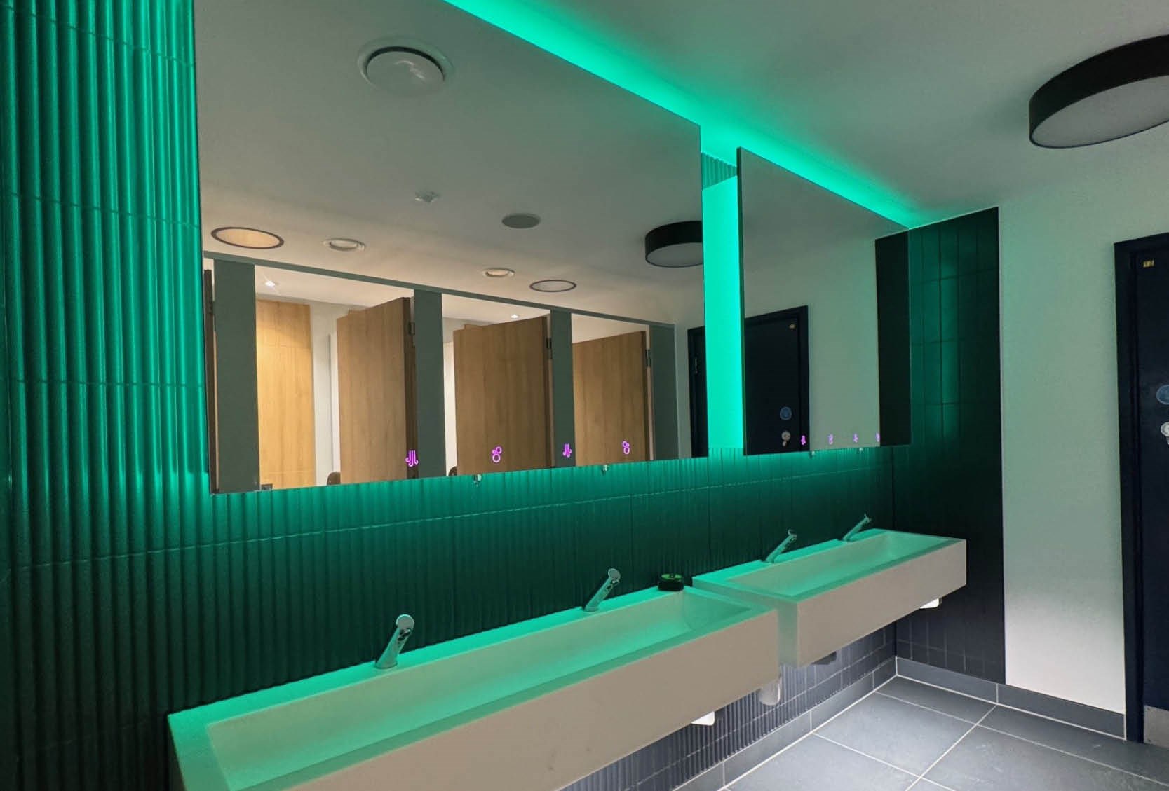 venesta-washrooms-case-study-olympia-london-mirror-box-units11