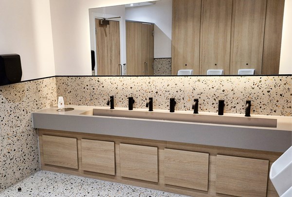 venesta-washrooms-case-study-sandman-signature-hotel-solid-surface-washtroughs3